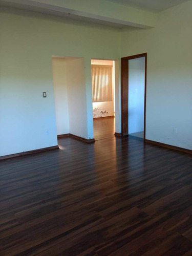 4 Quartos, 2 Banheiros