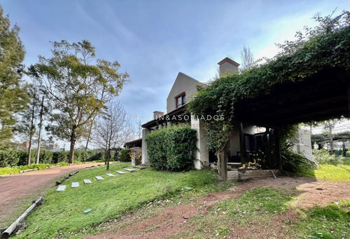 Casa En Venta De 2 Dormitorios En Barrio Privado Parque Pinares, Punta Del Este.