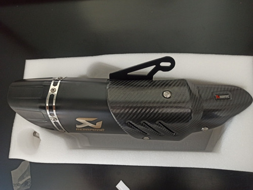 Imagen 2 de 4 de Escape Universal Akrapovic M1 Negro Con Fibra De Carbono