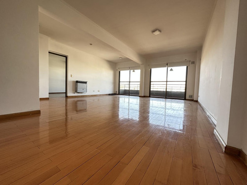 Departamento En Venta, Piso Exclusivo, De 3 Habitaciones, 2 Baños Y Cochera En Pichincha