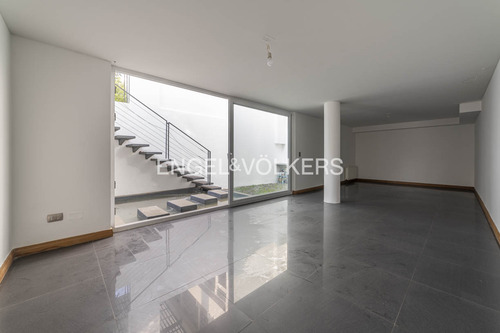 Moderna Casa Mediterránea En Condominio