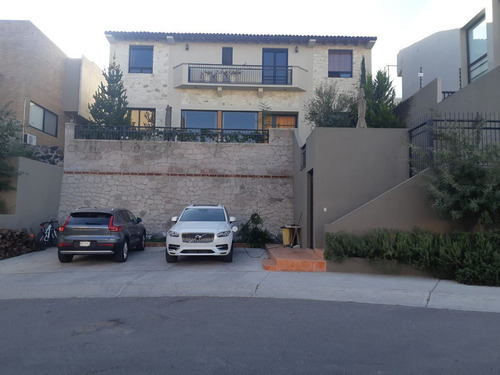 Preciosa Residencia En Misión San Jerónimo, Doble Altura, Jardín, 300 M2