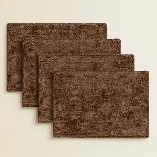 Quatro tapetes de banheiro marrons dispostos em cascata mostrando a textura de bolinhas