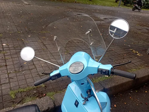 Vespa Piaggio 150, Color Azul Cielo Y Blanco
