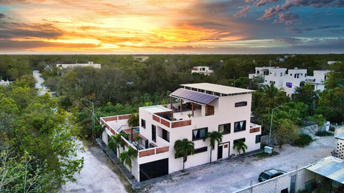 2 Casas Por El Precio De Una! Villa De 7 Recamaras Con 2 Albercas Lock-off Amueblada