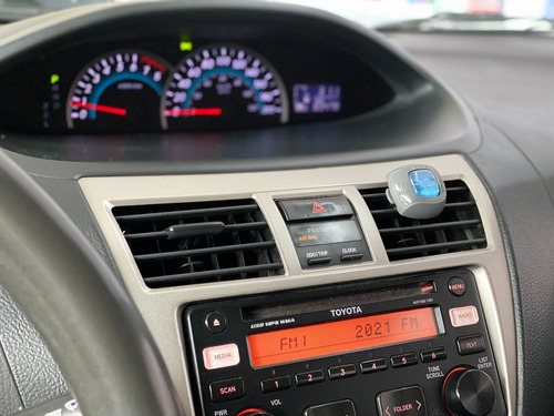 Imagen 13 de 15 de Toyota Yaris Sedán Premium Automático 2015