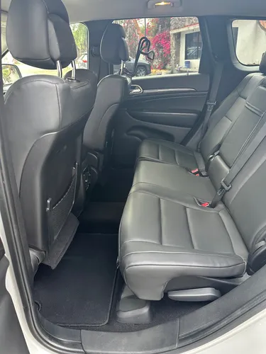 Jeep Grand Cherokee Laredo V6 4x2 At