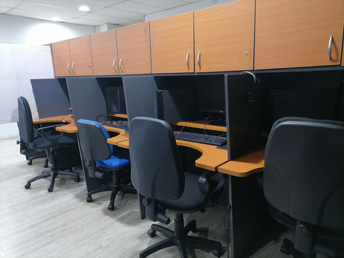 Puesto De Contact Center, Pc, Silla, Escritorio Y Gabinete.