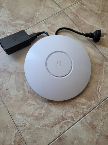 Ubiquiti Unifi Ap-lr   (usado  No Incluye Sopor. Para Pared)