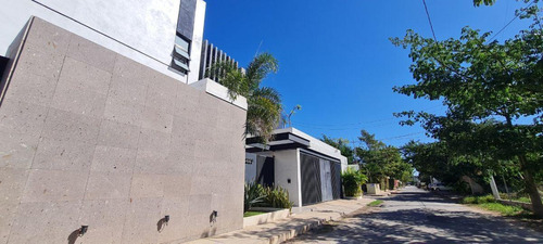 Casa En Esquina De 4 Habitaciones Y Piscina En Santa Rita Cholul, Merida