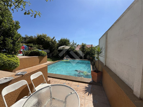 Casa En Venta De 6 Dorm. En La Florida