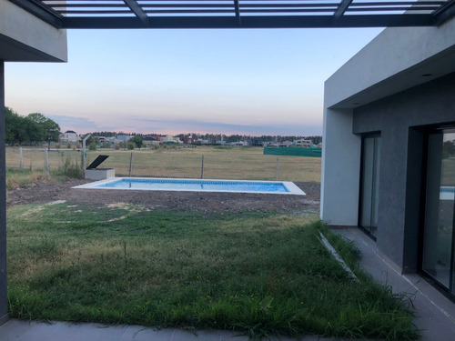 Imagen 6 de 30 de Magnifica Casa En Venta De 4 Ambientes En Barrio Santa Inés - Canning