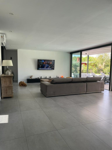 Casa En Venta, 3 Dormitorios, Barrio Privado, Piscina.