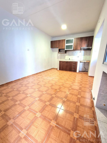 Casa En Venta De Pasillo 2 Dormitorios Reciclada.