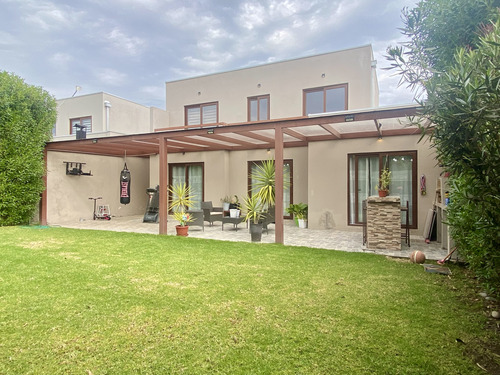 Excelente Oportunidad, Céntrica Y Cómoda Casa