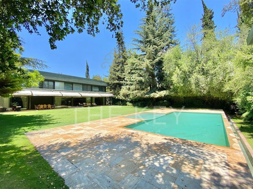 Casa En Venta De 1.300m2. Las Condes