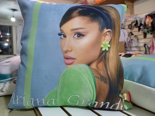 Cojin Ariana Grande 45x45cm De Moda Más Un Poster Incluido!