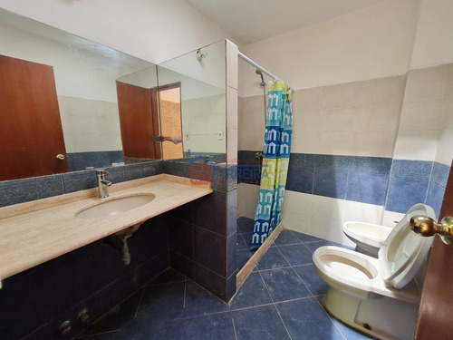 Vende Casa 3 Dormitorios, Patio Con Parrillero Y Garaje