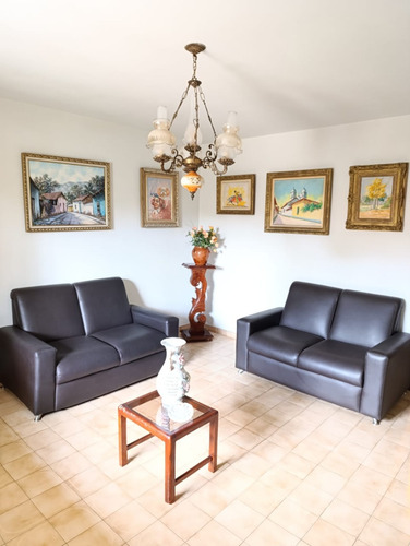 Casa En Venta En Valles De Camoruco Calle Cerrada Mcc
