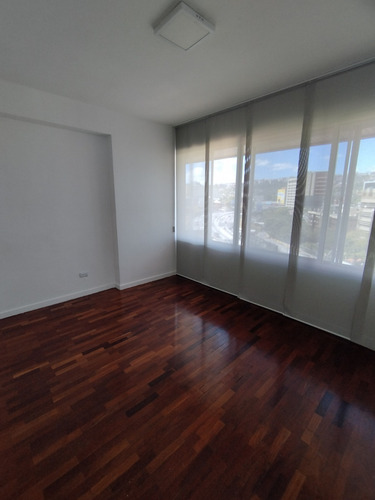 Imagen 13 de 18 de Amplio Apartamento Con Balcón En Alquiler En Las Mercedes 230mts