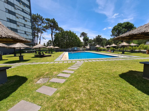 Apartamento De 2 Dormitorios En Venta Y Alquiler En Punta Del Este, Zona Roosevelt