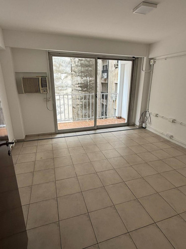 Oficina En Venta Con Balcón , Zona Centro