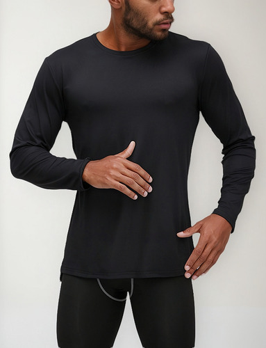 Use Una Camiseta Negra De Manga Larga Con Cuello Redondo En