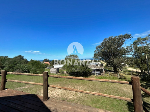 Casa En Venta A Tres Cuadras De La Playa. Piriápolis - Punta Negra. 1590 Metros Cuadrados De Terreno.