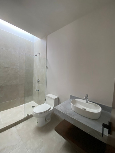 Casa En Venta De 3 Recamaras Con Cuarto De Servicio Ubicada En Montes De Ame.