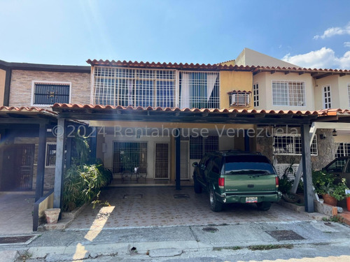  José López Vende Bella Casa En Calle Cerrada Al Este, En Urb.  La Rosaleda,  Barquisimeto  Lara, Venezuela.  4 Dormitorios  5 Baños  270 M² 