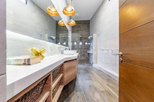 Casa En Venta De 6d/5b En Colina