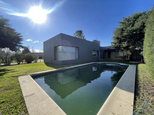 Luminosa Propiedad En Venta, Brickland, Canning.