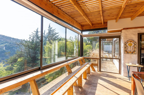 Cómoda Casa Con Distintos Ambientes Interiores Y Exteriores