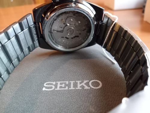 Seiko SNKE03KC Reloj Automático 21 Rubis Color de la correa Negro Color del bisel Negro Color del fondo Negro