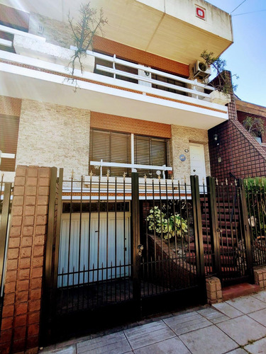 Casa Tríplex Cochera Cubierta Terraza Y Parrilla