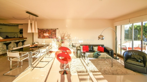 Excelente Apartamento De Tres Dormitorios Frente Al Mar - Punta Del Este- Ref: 2701
