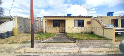  *jl/  Bella Casa En Urbanismo Privado En  Venta En  La Piedad Norte Cabudare  Lara, Venezuela. 3 Dormitorios  2 Baños  213 M² 