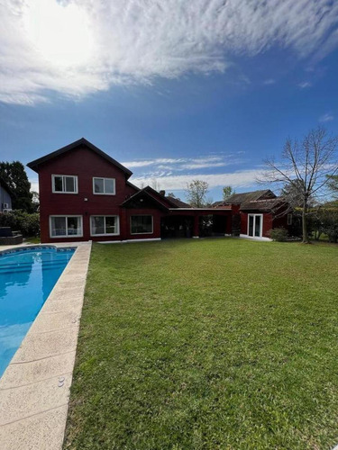 Casa En Venta - 6 Dormitorios 3 Baños - 380mts2 - Echeverría