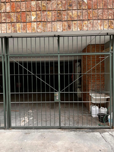 Excelente Oportunidad, Vendo Cochera De Edificio En Los Límites De Centro Y Cordón.
