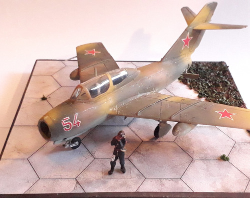 Avion De Combate 1/72 Mig 15 Uti Con Escena O Diorama