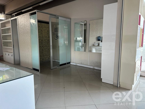 Arriendo Local Comercial Con Alto Trafico En Avda La Dehesa