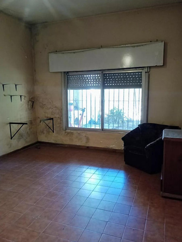 Casa En Venta - 3 Dormitorios 1 Baño - Cochera - 240mts2 - Lanús