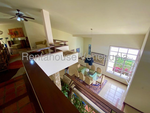 Hermosa Y Amplia Casa Quinta, De 3 Niveles, Ubicada En Una De La Mas Exclusivas Zonas Del Norte De Valencia, El Parral, Amplio Jardín Con Parrillera, Piscina Y Área Social Techada