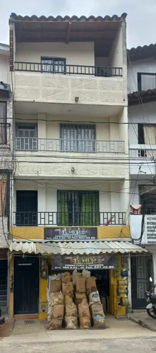 Edificio De 4 Pisos Con 3 Apartamentos Y Un Local