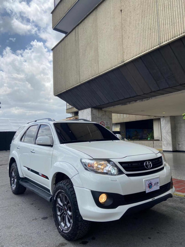 Imagen 2 de 10 de Toyota Fortuner Sportivo 4x4