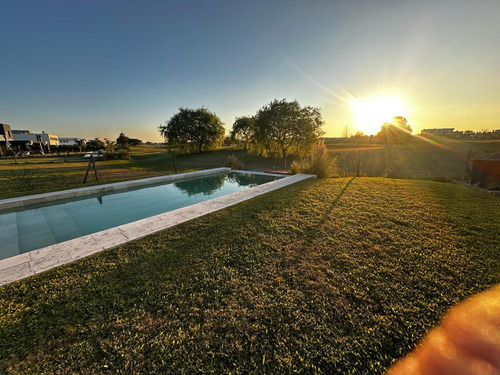 Casa En Venta 5 Dormitorios Mas Playroom Canton Golf Escobar