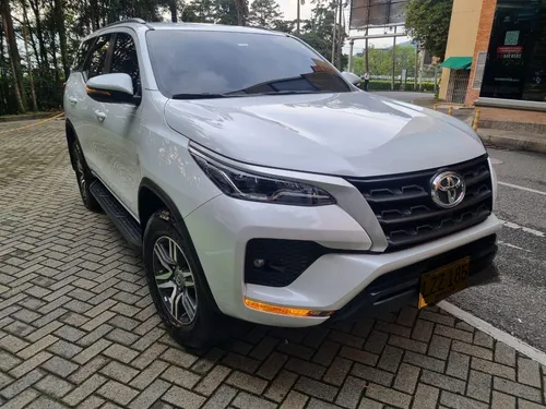 Toyota Fortuner 2.4l Sr Tp 2.4cc Td 7ab 4x2 2023 Único Dueño