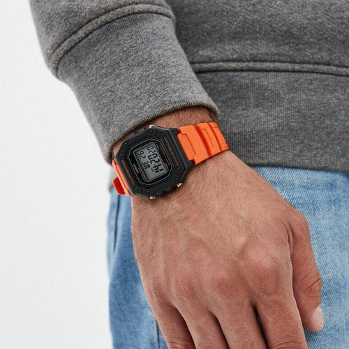 Imagen 5 de 6 de Reloj de pulsera Casio Youth W-218H de cuerpo color negro, digital, fondo gris, con correa de resina color naranja, dial negro, minutero/segundero negro, bisel color negro, luz ámbar y hebilla simple