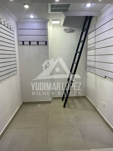 Ofrecemos Local En Venta Ubicado En C.c. Gran Bazar, Maracay Edo Aragua.