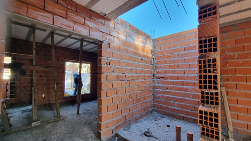 En Venta. Dúplex De 3 Ambientes Con Entrada De Auto Y Parque. Barrio San Jerónimo.